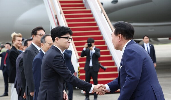 윤석열 대통령이 지난 19일 성남 서울공항에서 체코 공식 방문을 위해 출국하며 환송 나온 한동훈 국민의힘 대표와 악수하고 있다./연합뉴스 제공