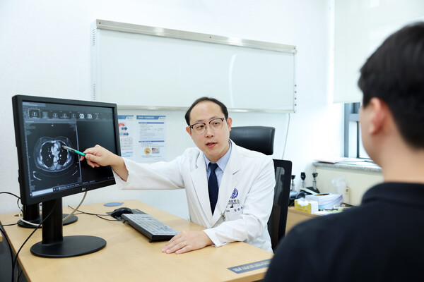 김승우 세브란스병원 중증근무력증클리닉 신경과 교수가 진료를 보고있다./세브란스병원 제공