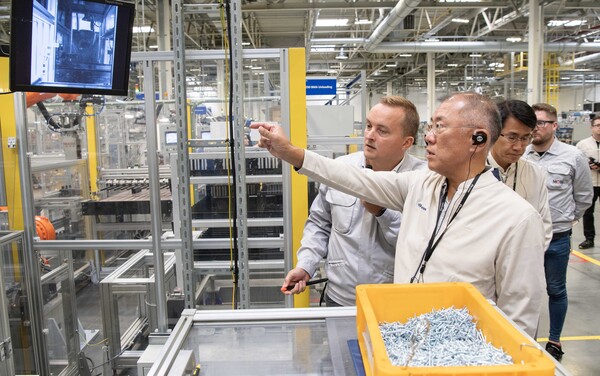 지난 19일(현지시각) 정의선 현대자동차그룹 회장이 현대차 체코공장에 위치한 현대모비스 배터리시스템(BSA) 공장에서 현지 직원과 이야기를 나누고 있다./ 현대자동차그룹 