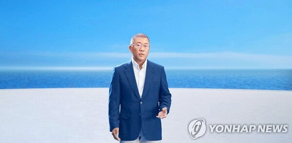 지난 2021년 9월 당시 현대차그룹이 진행한 하이드로젠 웨이브에서 정의선 회장이 발표하고 있다./ 연합뉴스