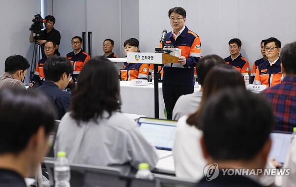 고려아연이 24일 서울 종로구 그랑서울에서 MBK·영풍과의 경영권 분쟁에서 비롯된 공개매수에 반발하며 기자회견을 개최한 가운데, 이제중 고려아연 부회장이 입장을 밝히고 있다. / 연합뉴스
