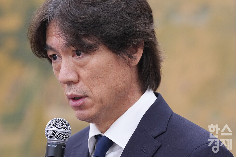 홍명보 축구대표팀 감독이 24일 서울 여의도 국회에서 열린 문화체육관광위원회 전체회의에 출석해 의원 질의에 답변하고 있다. /최대성 기자 dpdaesung@sporbiz.co.kr 2024.09.24.