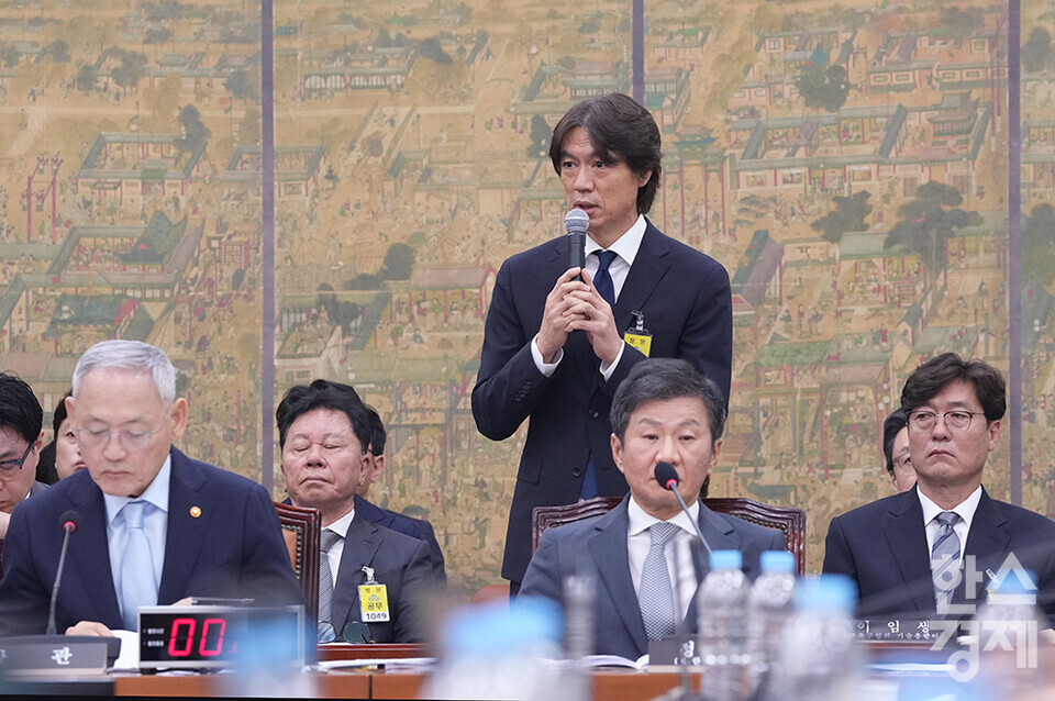 홍명보 축구대표팀 감독이 24일 서울 여의도 국회에서 열린 문화체육관광위원회 전체회의에 출석해 의원 질의에 답변하고 있다. /최대성 기자 dpdaesung@sporbiz.co.kr 2024.09.24.