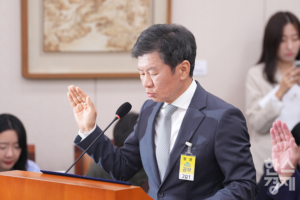 정몽규 축구협회장이 24일 서울 여의도 국회에서 열린 문화체육관광위원회 전체회의에 출석해 선서하고 있다. /최대성 기자 dpdaesung@sporbiz.co.kr 2024.09.24.