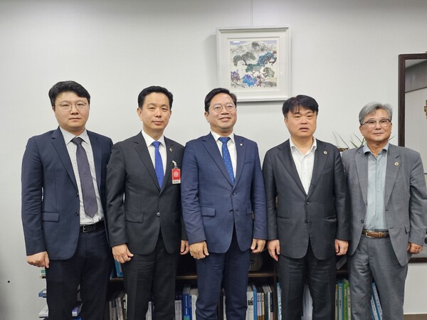 임현택 대한의사협회와 집행부가 김승원 더불어민주당 법제사법위원회 간사와 만나 의료 공백 상황에 대해 논의했다./대한의사협회 제공