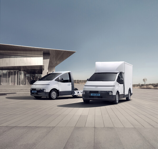 ST1 특장 하이탑(오른쪽)과 ST1 샤시캡/ 현대자동차