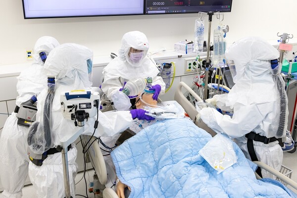 ‘2024 Disease X(미지의 감염병) 대응 민관 합동 모의훈련’ 중 시뮬레이션 훈련을 진행하고 있는 모습./분당서울대병원 제공