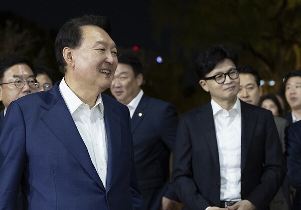 윤석열 대통령이 24일 서울 용산 대통령실 앞 분수정원에서 열린 국민의힘 지도부 초청 만찬 뒤 한동훈 대표, 추경호 원내대표 등 국민의힘 지도부, 대통령실 참모진과 함께 산책을 하고 있다. /대통령실 제공