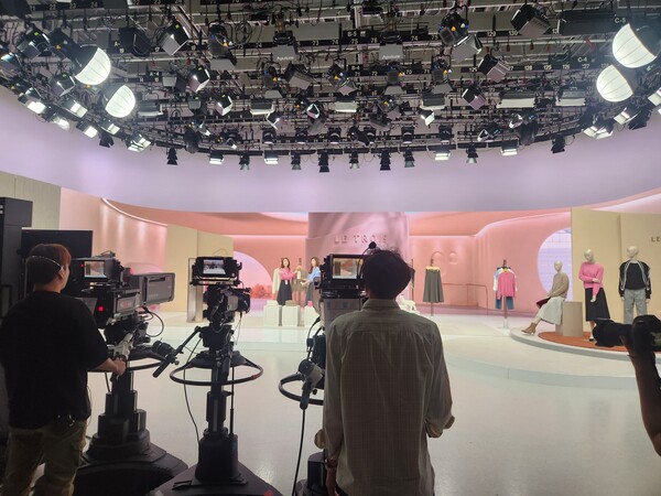 KT알파 쇼핑에서 2024 FW 패션 라인업 발표회 진행 후 '르투아(LE TROIS)' 신상품 론칭 방송 촬영 현장을 공개했다. 사진은 KT알파 쇼핑 스튜디오 녹화 현장. / 사진=이수민 기자 