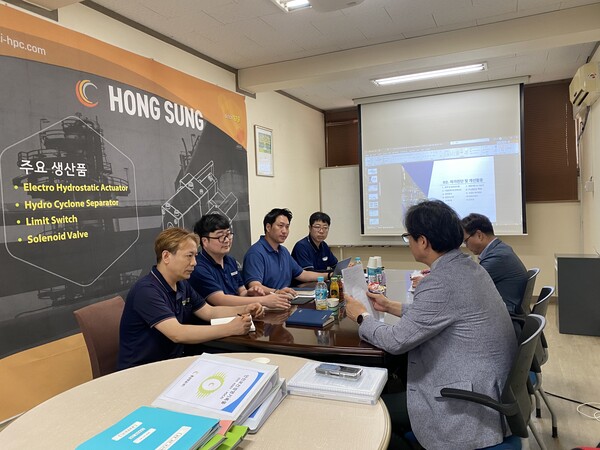 홍성정공 관계자들이 품질경영 컨설팅을 받고 있는 모습./사진=한국동서발전