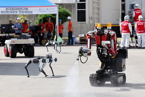 훈련에 참가한 원자력 로봇들. (오른쪽부터) 한국원자력연구원의 암스트롱(ARMstrong), 한국수력원자력의 햄스터(Hamster), 한국원자력연구원의 래피드(RAPID)/사진=한국원자력연구원