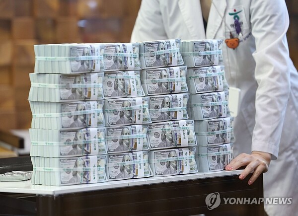 한국은행이 26일 발표한 '2024년 8월중 거주자외화예금 동향'에 따르면 8월말 현재 외국환은행의 거주자외화예금은 달러화, 기업예금을 중심으로 전월말 대비 59억 7000만달러 증가했다. /연합뉴스