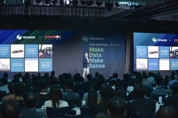 헥사곤 ALI 마티아스 스텐버그(Mattias Stenberg) 글로벌 CEO가 기조연설하는 모습. / 헥사곤ALI