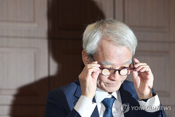 강성두 영풍 사장이 27일 오전 서울 중구 프레스센터에서 열린 고려아연 공개매수 관련 기자간담회에서 안경을 고쳐쓰고 있다. / 연합뉴스