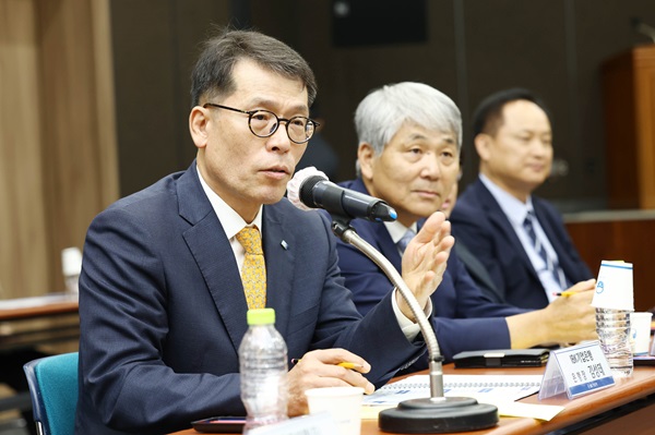 IBK기업은행은 27일 현장 중심 경영의 일환으로 광주상공회의소에서 호남 소재 중소기업 대표 22명을 초청해 중소기업 현장 간담회를 개최했다고 밝혔다. /IBK기업은행 제공