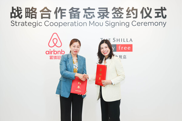 이달 24일 에어비앤비 북경 사무소에서 신라면세점과 에어비앤비 차이나가 방한 중국 관광객 증대를 위한 마케팅 활성화 업무협약을 체결했다. 안 리 에어비앤비 중국지역 정책총괄, 김보연 신라면세점 이커머스팀 팀장 등이 참여했다. / 신라면세점 제공 