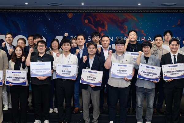 이재준 시장(둘째 줄 가운데), 이재식 수원시의회 의장이 수상자들과 기념촬영을 하고 있다. / 수원시 제공 