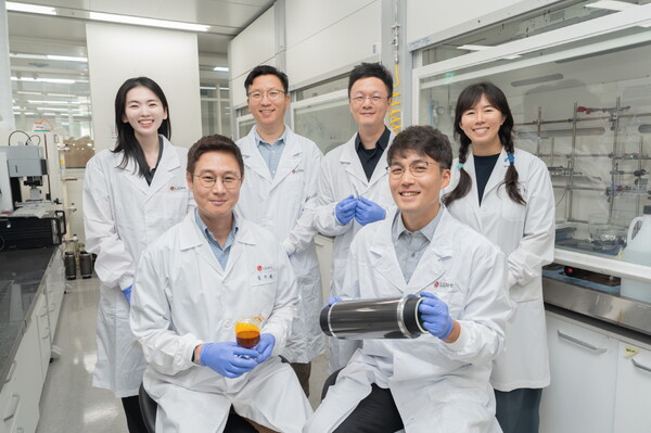 LG화학 CTO 산하 기반기술연구소 연구원들이 개발된 소재를 설명하고 있다. / LG화학