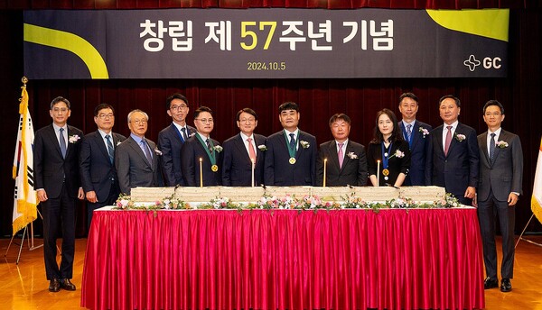 창립 57주년 기념식에서 축하 떡을 자르고 있는 허일섭 GC 회장(왼쪽에서 여섯 번째)과 임직원들. /GC녹십자 제공