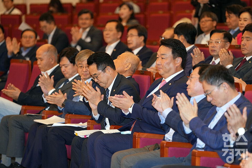 2일 오후 서울 여의도 국회도서관 강당에서 한국사회책임투자포럼(KoSIF)와 유엔글로벌콤팩트 한국협회가 공동주관하고 민병덕 더불어민주당 의원과 정희용 국민의힘 의원이 공동주최하는 '국회 ESG 포럼 발족식 및 기념 토론회'가 열리고 있다. /최대성 기자 dpdaesung@sporbiz.co.kr 2024.10.02.