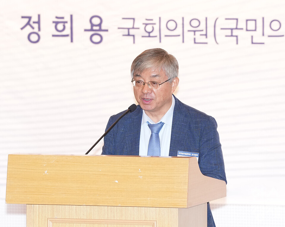 2일 오후 서울 여의도 국회도서관 강당에서 한국사회책임투자포럼(KoSIF)와 유엔글로벌콤팩트 한국협회가 공동주관하고 민병덕 더불어민주당 의원과 정희용 국민의힘 의원이 공동주최하는 '국회 ESG 포럼 발족식 및 기념 토론회'가 열리고 있다. 유연철 유엔글로벌콤팩트 한국협회 사무총장이 환영사를 하고 있다. /최대성 기자 dpdaesung@sporbiz.co.kr 2024.10.02.