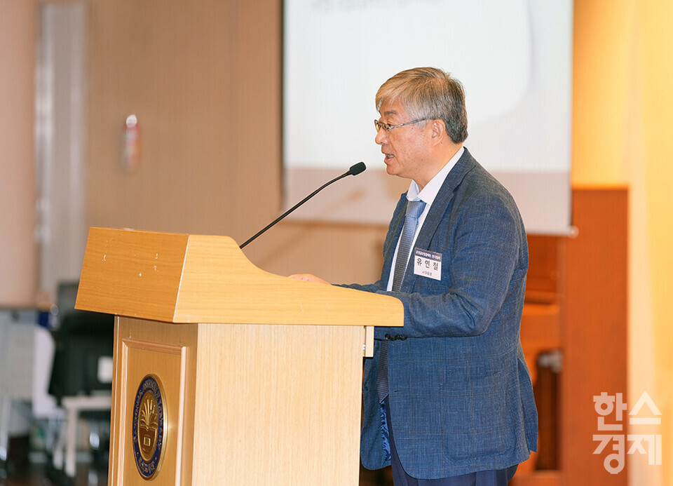 2일 오후 서울 여의도 국회도서관 강당에서 한국사회책임투자포럼(KoSIF)와 유엔글로벌콤팩트 한국협회가 공동주관하고 민병덕 더불어민주당 의원과 정희용 국민의힘 의원이 공동주최하는 '국회 ESG 포럼 발족식 및 기념 토론회'가 열리고 있다. 유연철 유엔글로벌콤팩트 한국협회 사무총장이 환영사를 하고 있다. /최대성 기자 dpdaesung@sporbiz.co.kr 2024.10.02.