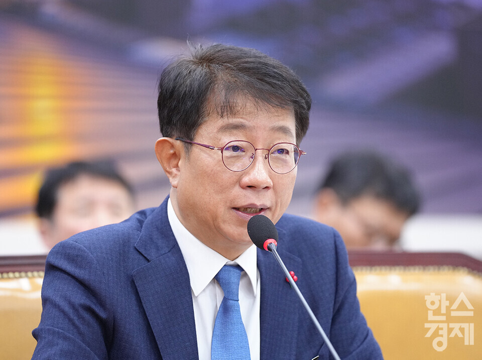 박상우 국토교통부 장관 후보자가 20일 오전 서울 여의도 국회 국토교통위원회에서 열린 인사청문회에서 의원 질의에 답변하고 있다. /최대성 기자 dpdaesung@sporbiz.co.kr 2023.12.20.