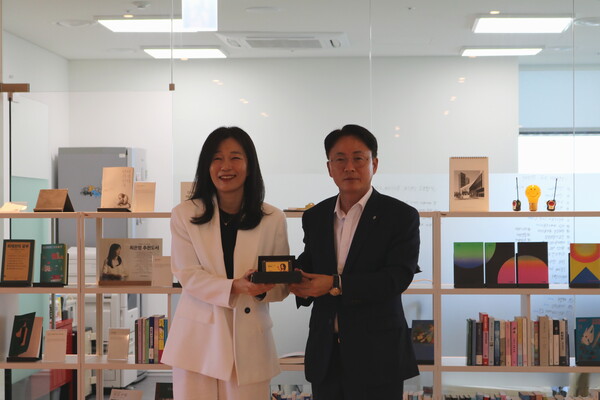 이석용 NH농협은행장이 2일 판교 제2테크노밸리에 위치한 지란지교소프트(대표 박승애)를 방문하여 IT 기업의 현안과 애로사항을 청취했다./ 경기농협 제공