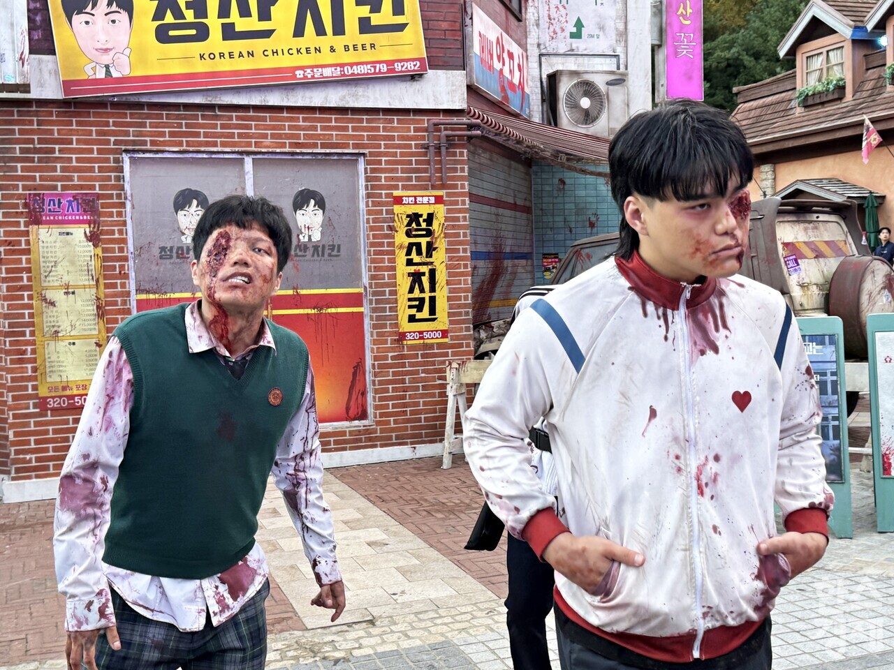 에버랜드 지금 우리 학교는 캐릭터 분장을 한 좀비 연기자들. /강상헌 기자