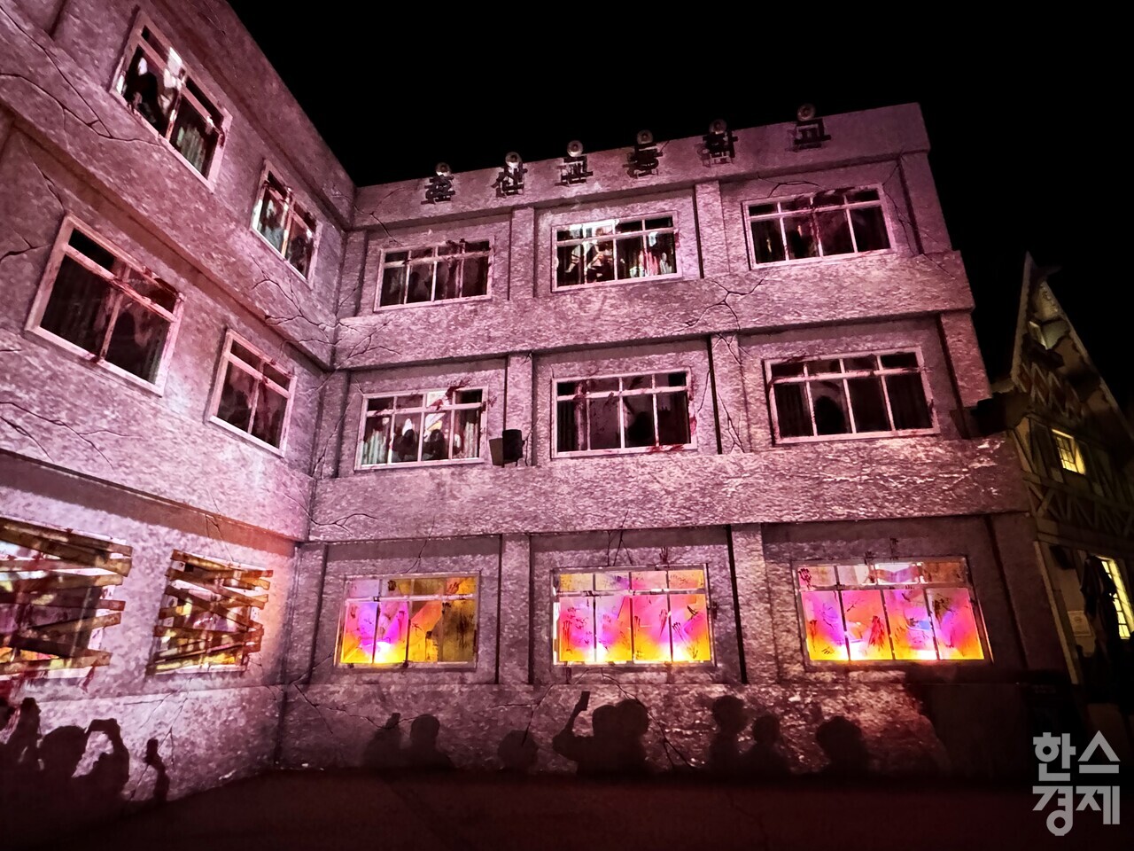 에버랜드 메인게이트 내 좀비에 점령 당한 효산고등학교. /강상헌 기자