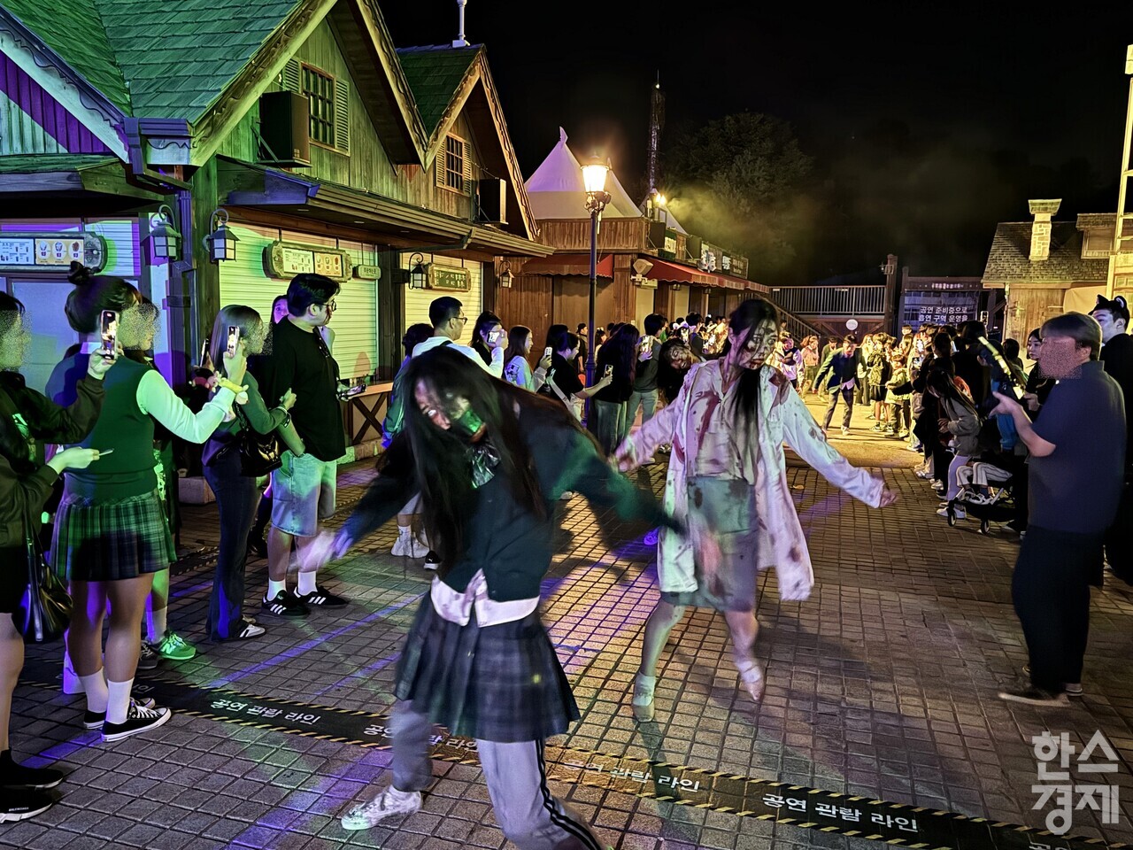 에버랜드 지금 우리 학교는 캐릭터 분장을 한 좀비 연기자들. /강상헌 기자