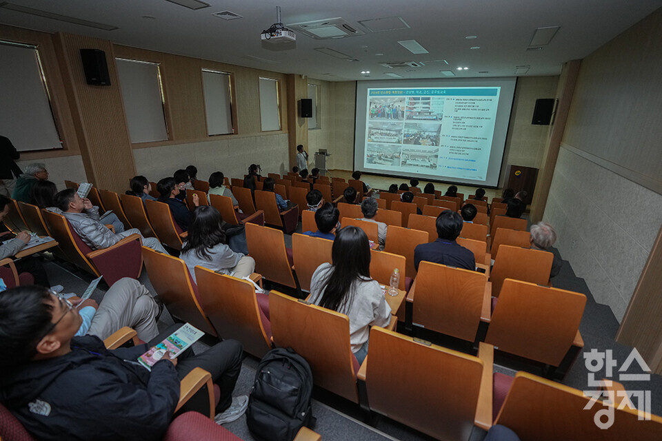 서울대학교 환경대학원 ESG 전문가 과정 제4기 펠로우들이 지난 4일 오후 경기도 연천도서관을 방문해 연천군의 ESG 정책 및 사례 소개를 듣고 있다. /연천=최대성 기자 dpdaesung@sporbiz.co.kr 2024.10.04.