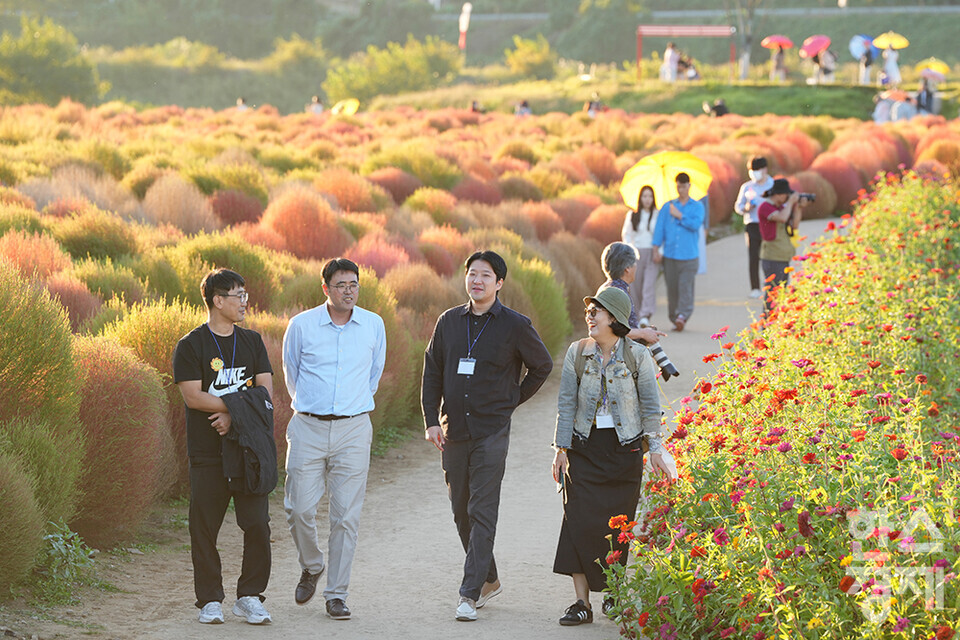 서울대학교 환경대학원 ESG 전문가 과정 제4기 펠로우들이 지난 4일 오후 경기도 연천군 중면 임진강댑싸리공원을 답사하고 있다. 화사한 날씨에 활짝 핀 갖가지 꽃들이 4기 펠로우들을 반기고 있다. 댑싸리공원은 군남댐 건설 후 수몰지를 관광지로 바꾼 곳으로, 지역경제 활성화에 기여하고 있다. /연천=최대성 기자 dpdaesung@sporbiz.co.kr 2024.10.04.