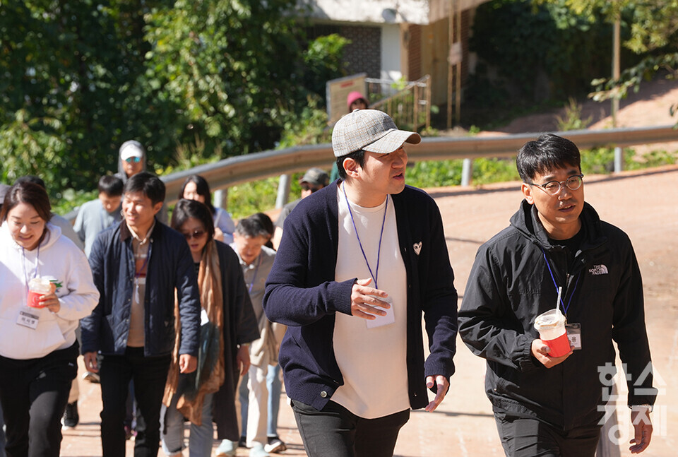 서울대학교 환경대학원 ESG 전문가 과정 제4기 펠로우들이 5일 오전 경기도 연천군 백의리층 생태계를 탐방하고 있다. 백의리층(한탄강 유네스코 세계지질공원)은 현무암 절벽 아래 아직 암석화 되지 않은 퇴적층을 말한다. /연천=최대성 기자 dpdaesung@sporbiz.co.kr 2024.10.05.