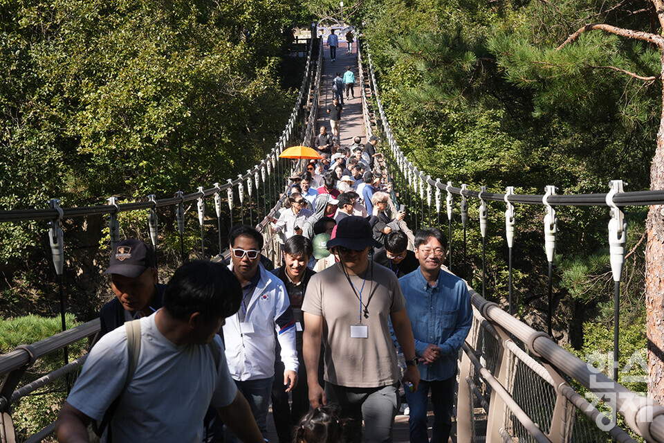 서울대학교 환경대학원 ESG 전문가 과정 제4기 펠로우들이 5일 오전 경기도 연천군 재인폭포 생태계를 탐방하기 위해 흔들다리를 건너고 있다. /연천=최대성 기자 dpdaesung@sporbiz.co.kr 2024.10.05.