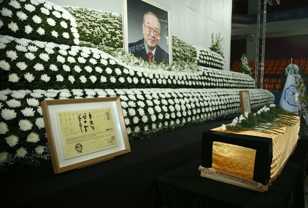 태권도 현대사의 거목 고(故) 강원식 원로의 영전 모습. 왼쪽에는 추서단이 우측에는 체육훈장 백마장이 놓여있다. /국기원 제공