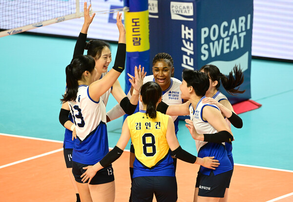 현대건설 선수들이 환호하고 있다. /KOVO 제공