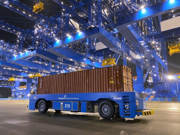 현대로템이 부산 신항 7부두에 공급한 AGV/ 현대로템