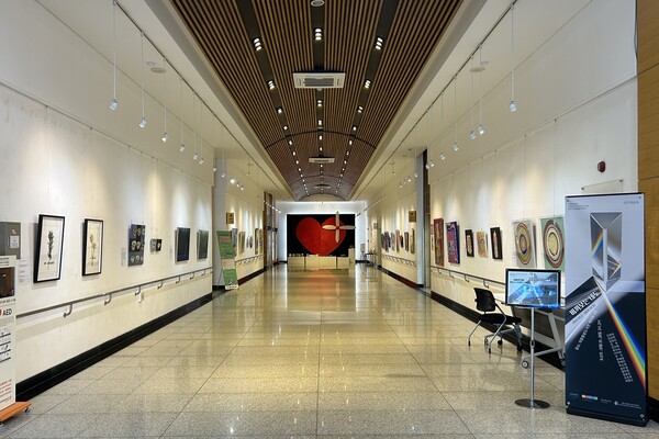 의왕시중앙도서관 내 ‘책마루작은미술관’에서는 10월 한 달간 시민 누구나 높은 수준의 예술 작품과 일상에서 쉽게 접할 수 없는 토종 민물고기를 만날 수 있다./의왕시 제공