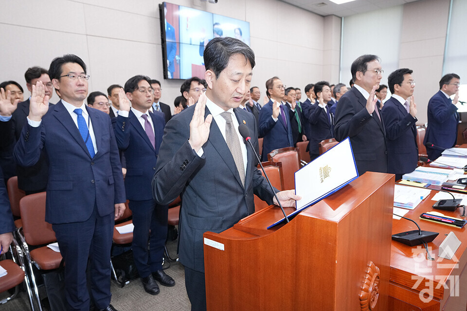 안덕근 산업통상자원부 장관이 7일 서울 여의도 국회에서 열린 국회 산업통상자원중소벤처기업위원회의 산업통상자원부에 대한 국정감사에 출석해 증인선서를 하고 있다. /최대성 기자 dpdaesung@sporbiz.co.kr 2024.10.07.