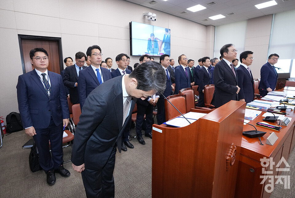 안덕근 산업통상자원부 장관이 7일 서울 여의도 국회에서 열린 국회 산업통상자원중소벤처기업위원회의 산업통상자원부에 대한 국정감사에 출석해 증인선서에 앞서 인사하고 있다. /최대성 기자 dpdaesung@sporbiz.co.kr 2024.10.07.