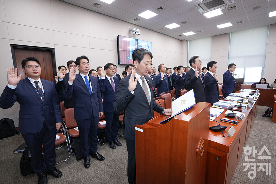 안덕근 산업통상자원부 장관이 7일 서울 여의도 국회에서 열린 국회 산업통상자원중소벤처기업위원회의 산업통상자원부에 대한 국정감사에 출석해 증인선서를 하고 있다. /최대성 기자 dpdaesung@sporbiz.co.kr 2024.10.07.