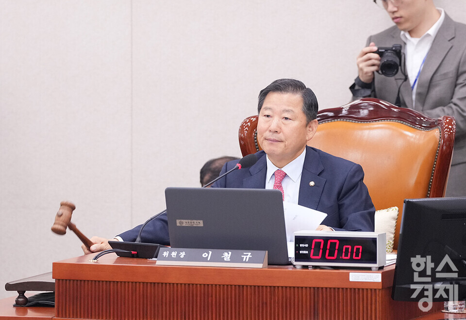 이철규 위원장이 7일 서울 여의도 국회에서 열린 국회 산업통상자원중소벤처기업위원회의 산업통상자원부에 대한 국정감사를 주재하고 있다. /최대성 기자 dpdaesung@sporbiz.co.kr 2024.10.07.