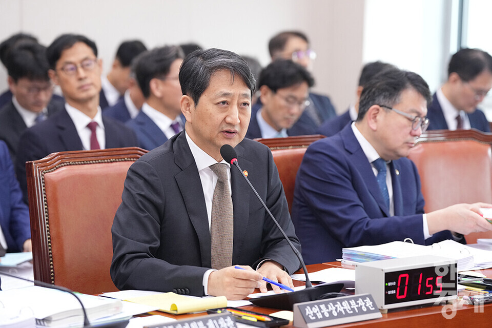 안덕근 산업통상자원부 장관이 7일 서울 여의도 국회에서 열린 국회 산업통상자원중소벤처기업위원회의 산업통상자원부에 대한 국정감사에 출석해 의원 질의에 답변하고 있다. /최대성 기자 dpdaesung@sporbiz.co.kr 2024.10.07.