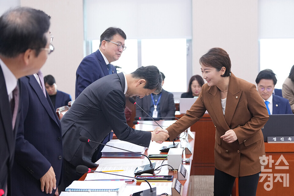 안덕근 산업통상자원부 장관이 7일 서울 여의도 국회에서 열린 국회 산업통상자원중소벤처기업위원회의 산업통상자원부에 대한 국정감사에 출석해 이언주 더불어민주당 의원과 인사하고 있다. /최대성 기자 dpdaesung@sporbiz.co.kr 2024.10.07.