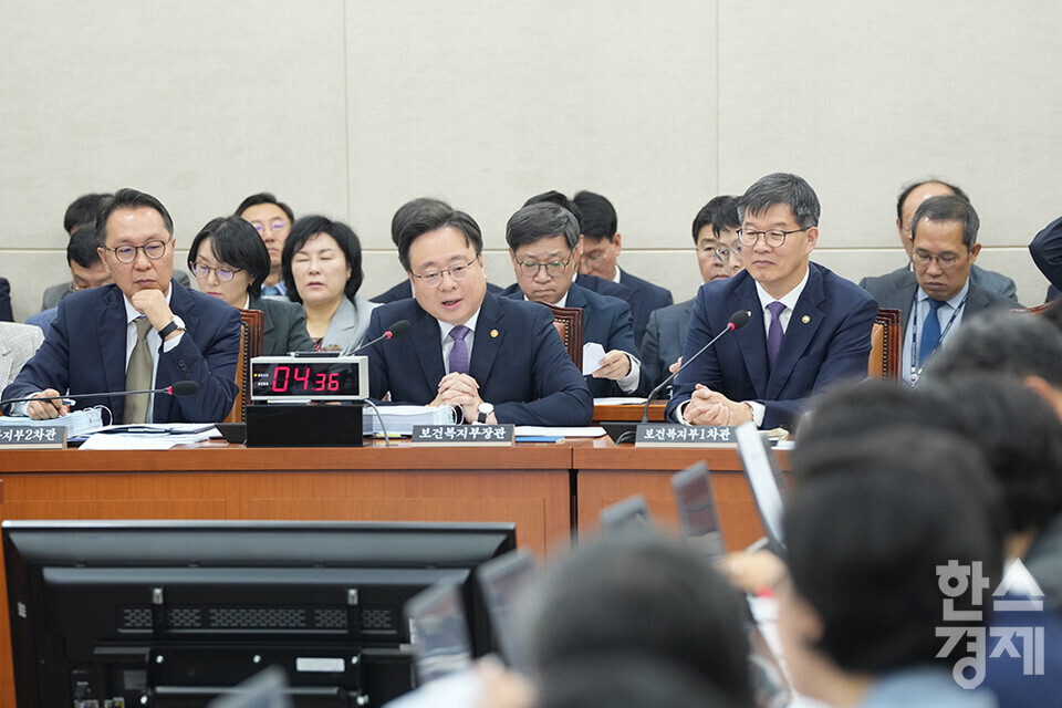 조규홍 보건복지부 장관(가운데)이 7일 서울 여의도 국회에서 열린 국회 보건복지위원회 국정감사에 출석해 의원 질의에 답변하고 있다. /최대성 기자 dpdaesung@sporbiz.co.kr 2024.10.07.