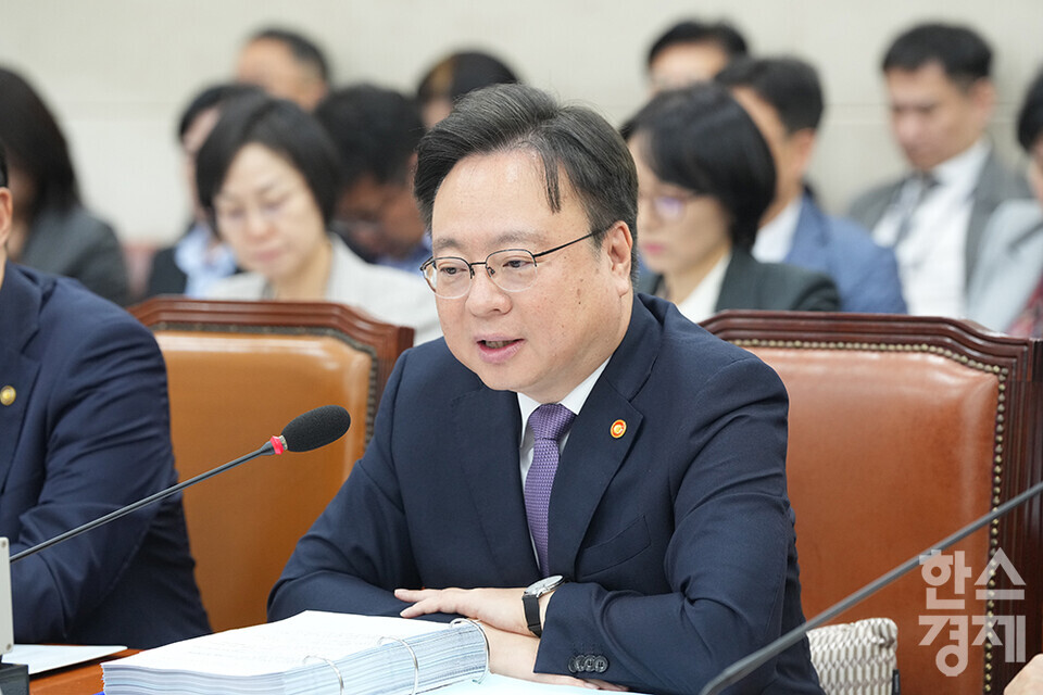 조규홍 보건복지부 장관이 7일 서울 여의도 국회에서 열린 국회 보건복지위원회 국정감사에 출석해 의원 질의에 답변하고 있다. /최대성 기자 dpdaesung@sporbiz.co.kr 2024.10.07.