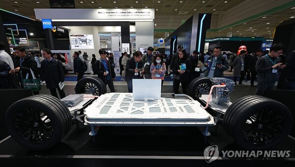 상반기까지 이어진 K배터리 기업들의 저조한 실적 반등은 내년쯤에나 가능할 전망이다. / 연합뉴스