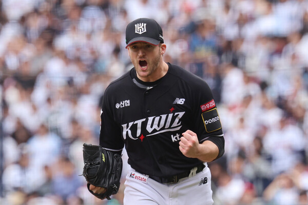 3일 서울 잠실야구장에서 열린 2024 신한 SOL뱅크 KBO 포스트시즌 와일드카드 결정 2차전 kt wiz와 두산 베어스의 경기. 5회말 2사 2루 두산 김기연을 투수 땅볼 아웃으로 잡아내며 이닝을 마친 kt 선발 벤자민이 환호하고 있다. /연합뉴스