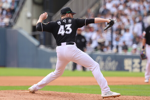 3일 서울 잠실야구장에서 열린 2024 신한 SOL뱅크 KBO 포스트시즌 와일드카드 결정 2차전 kt wiz와 두산 베어스의 경기. 6회말 kt 선발 벤자민이 역투하고 있다. /연합뉴스